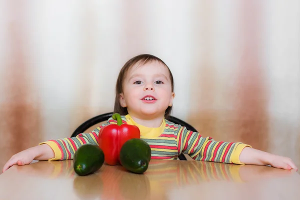 Szczęśliwe dziecko z warzywami — Zdjęcie stockowe