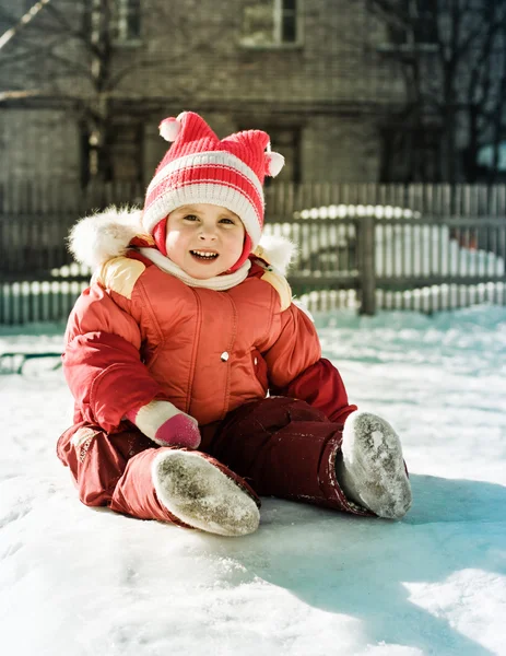 Hermoso niño feliz en la chaqueta roja . — Foto de Stock