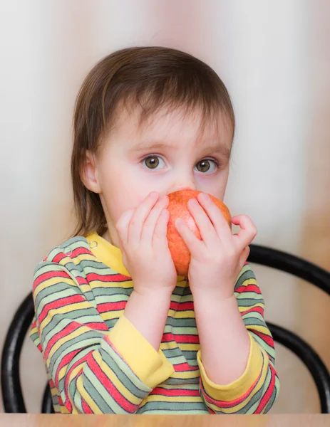 Gelukkig kind met granaten. — Stockfoto