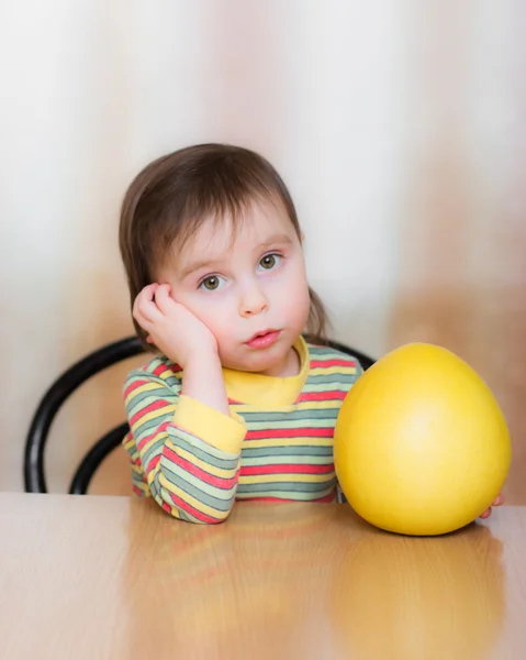 Happy Kid with pomelo — Stock Photo, Image