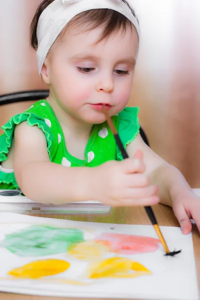 Little girl draws paints. — Stock Photo, Image