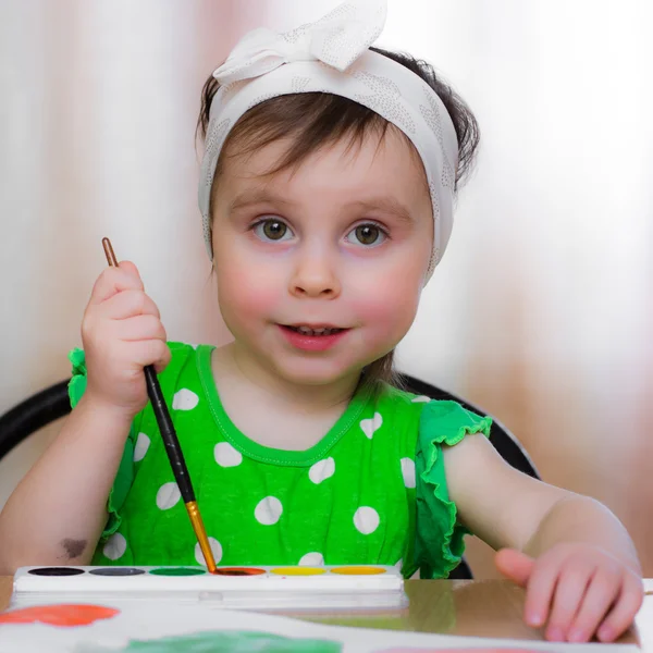 Menina desenha tintas . — Fotografia de Stock