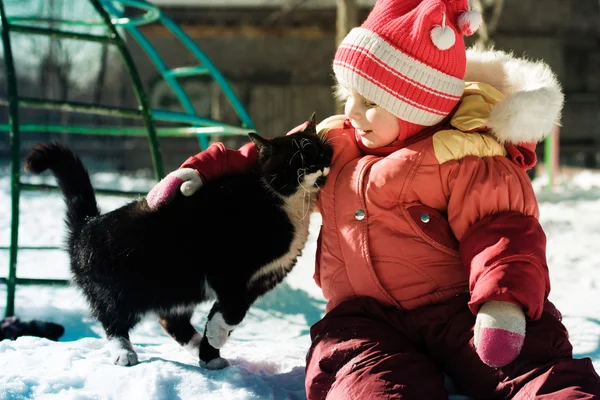 Legrační šťastné dítě hraje s kočkou. — Stock fotografie