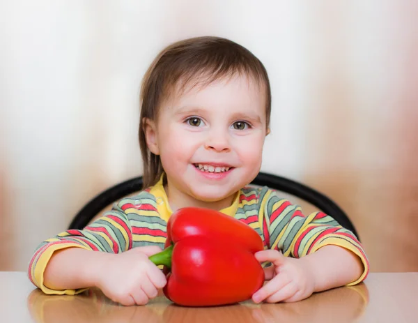 快乐的孩子用红辣椒 — 图库照片