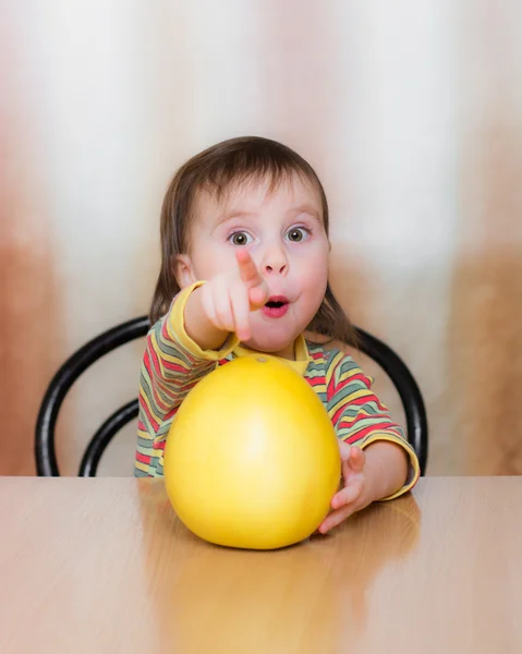 Niño feliz con pomelo — Foto de Stock