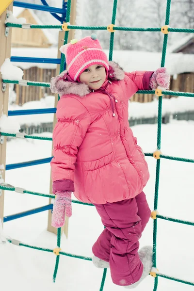 Schönes glückliches Kind in der roten Jacke — Stockfoto