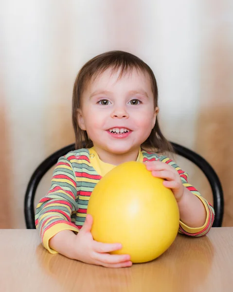 Szczęśliwe dziecko z pomelo — Zdjęcie stockowe