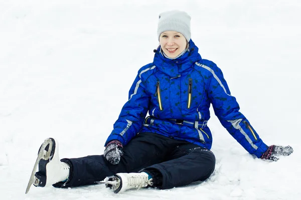 Vrouw zitten op ijs-of rolschaatsen. — Stockfoto