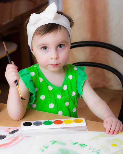 Mała dziewczynka rysuje farby. — Zdjęcie stockowe
