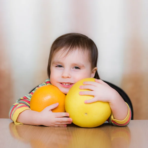 Happy Kid com pomelo — Fotografia de Stock