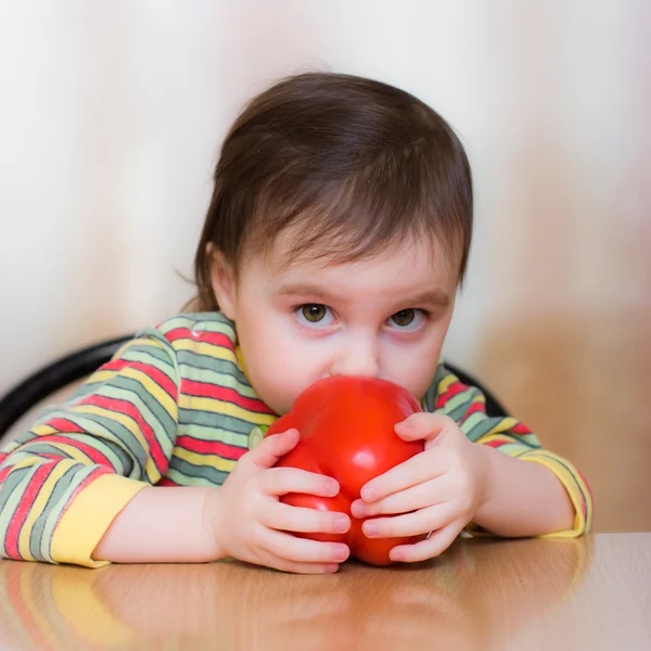 Niño feliz con pimiento rojo —  Fotos de Stock
