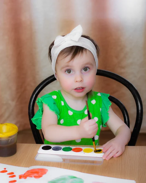 Niña dibuja pinturas . — Foto de Stock