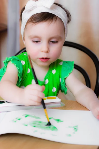 Маленькая девочка рисует краски . — стоковое фото