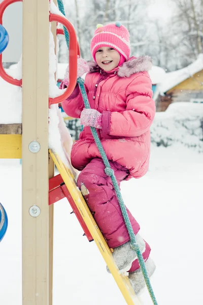 Vackra lycklig unge i den röda jackan — Stockfoto