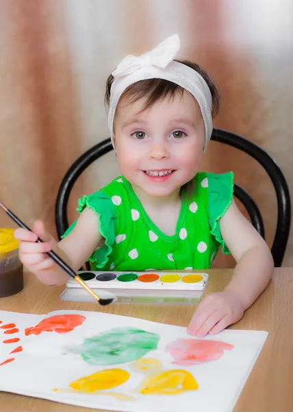 Маленька дівчинка малює фарби . — стокове фото