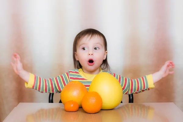 Niño feliz con pomelo —  Fotos de Stock