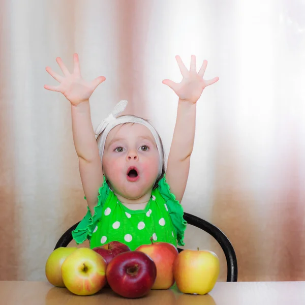 Ragazzo felice con le mele . — Foto Stock