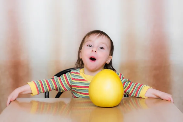 Glückliches Kind mit Pomelo — Stockfoto