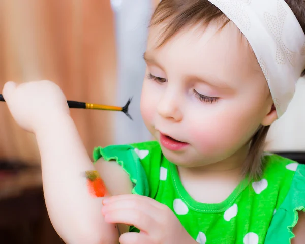 Menina desenha tintas . — Fotografia de Stock