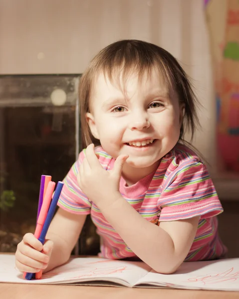Menina bonito está desenhando com caneta de feltro — Fotografia de Stock