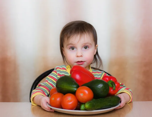 快乐的孩子与蔬菜 — 图库照片