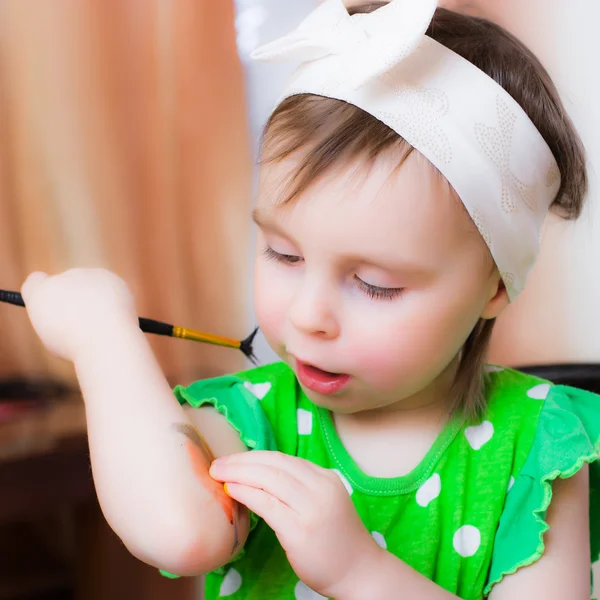 Κοριτσάκι ζωγραφίζει. — Φωτογραφία Αρχείου