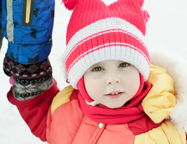 Bellissimo bambino felice con la giacca rossa — Foto Stock