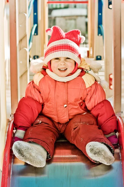 Pequeño niño está montando una montaña rusa — Foto de Stock