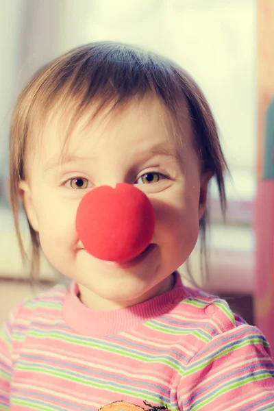 Enfant avec nez rouge — Photo