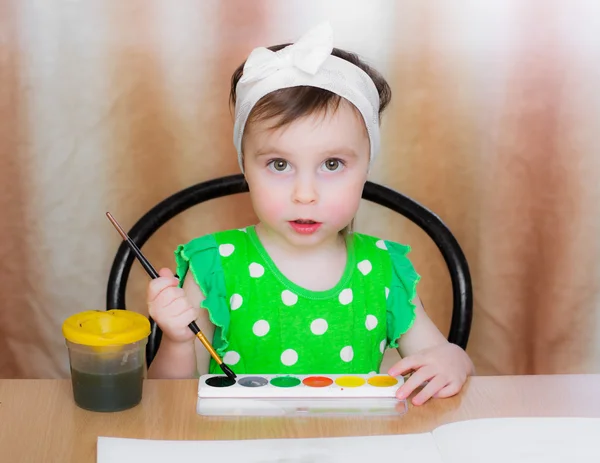 Klein meisje tekent verf. — Stockfoto