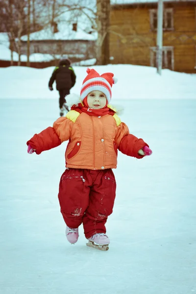 Dívka v skate — Stock fotografie