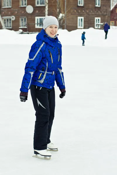 Meisje in schaatsen op de ijsbaan. — Stockfoto