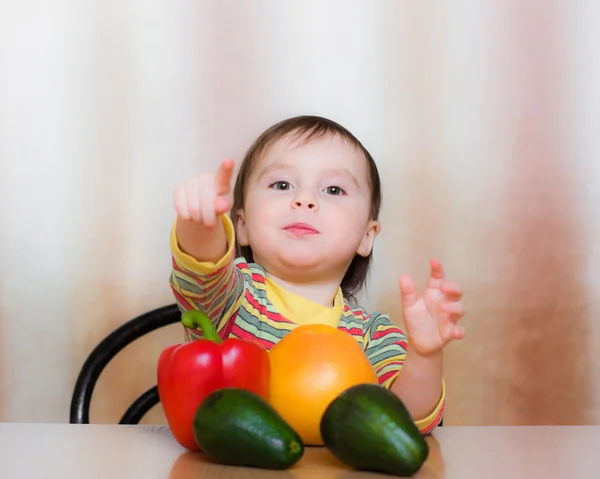 Happy Kid with vegetables — Stock Photo, Image