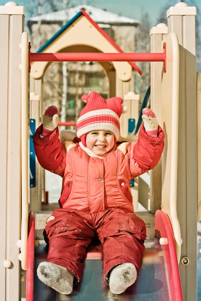 Küçük çocuk bir roller coaster binmek — Stok fotoğraf