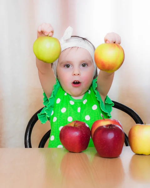 Happy Kid com maçãs . — Fotografia de Stock
