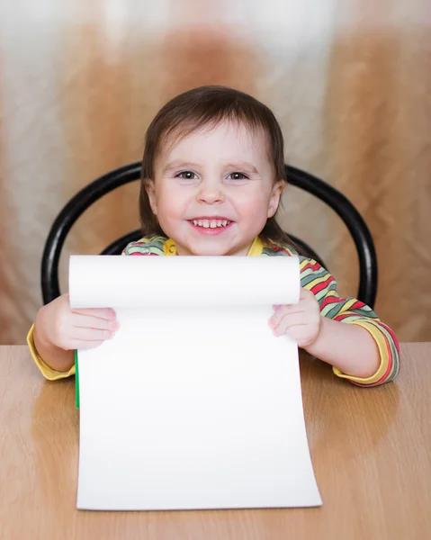 Babyjongen houden een blanco papier. — Stockfoto