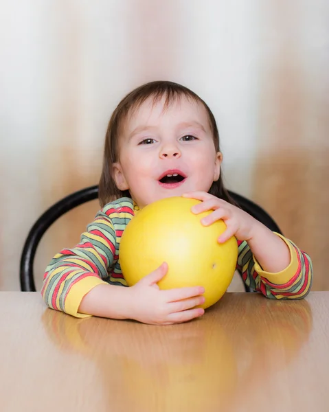 Happy Kid with pomelo — Stock Photo, Image