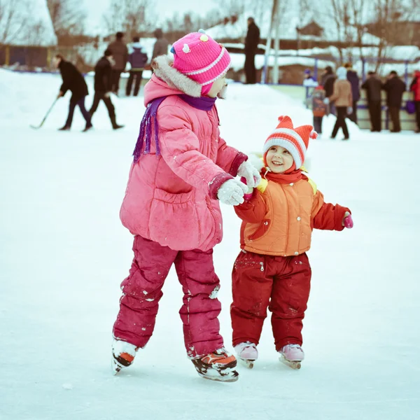 Две девушки на коньках — стоковое фото