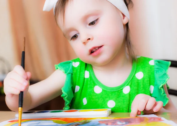 A kislány festéket rajzol.. — Stock Fotó