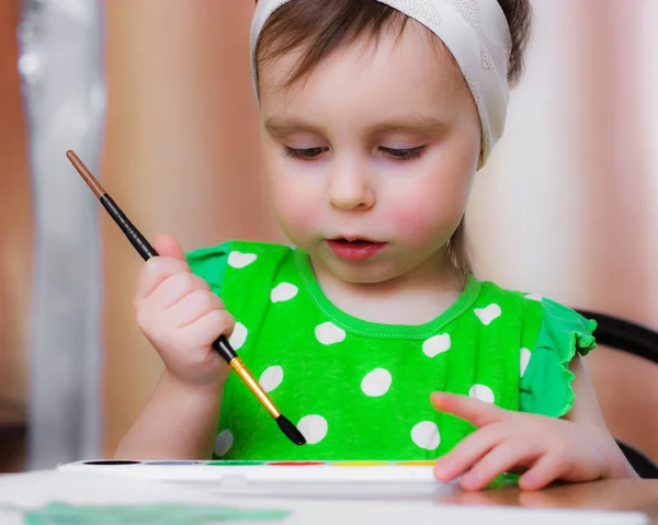 Menina desenha tintas . — Fotografia de Stock