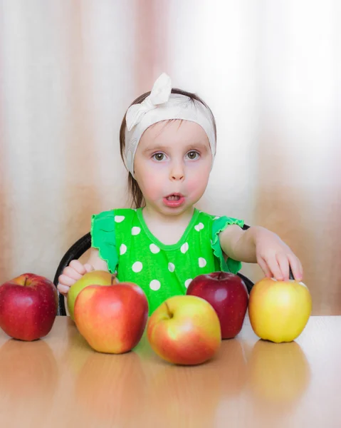 Happy Kid com maçãs . — Fotografia de Stock
