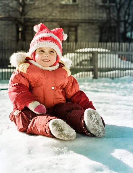 Schönes glückliches Kind in der roten Jacke. — Stockfoto