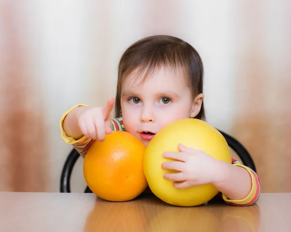 Happy Kid with pomelo — Stock Photo, Image