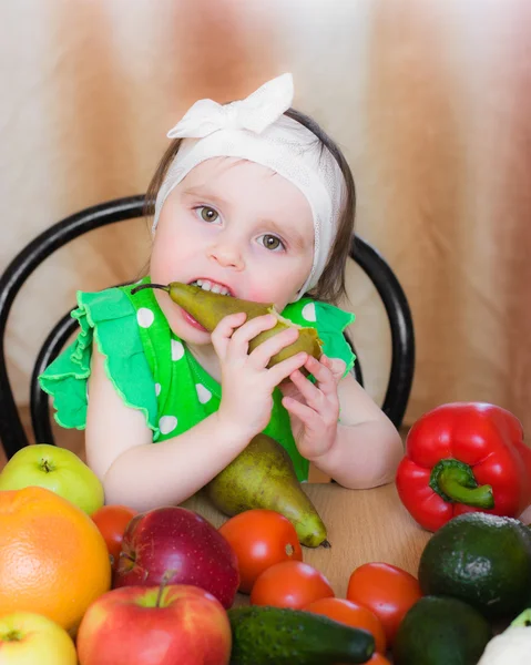 Happy Kid с овощами и фруктами . — стоковое фото