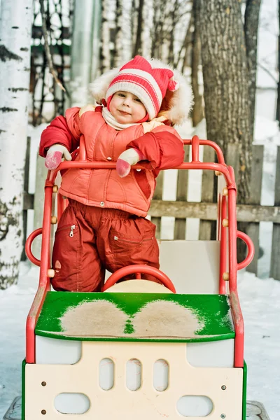 Mooie gelukkige jongen in het rode warme kleding. — Stockfoto