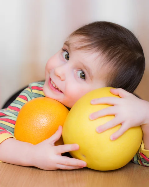 Happy Kid with pomelo — Stock Photo, Image