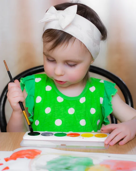 Little girl draws paints. — Stock Photo, Image