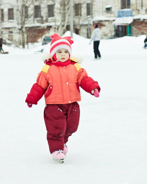 Flicka i skate — Stockfoto