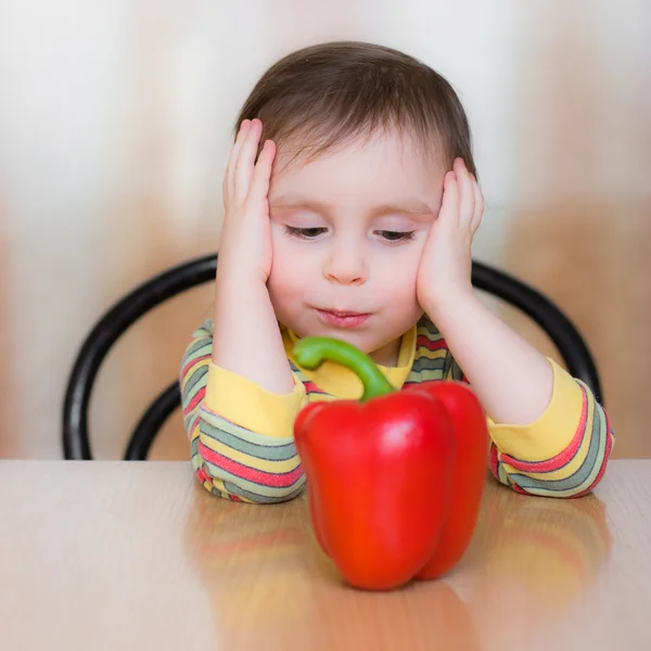 Glad unge med röd paprika — Stockfoto