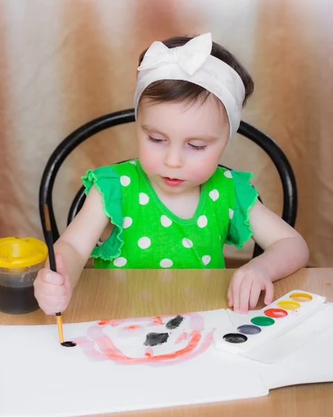 Little girl draws paints. — Stock Photo, Image